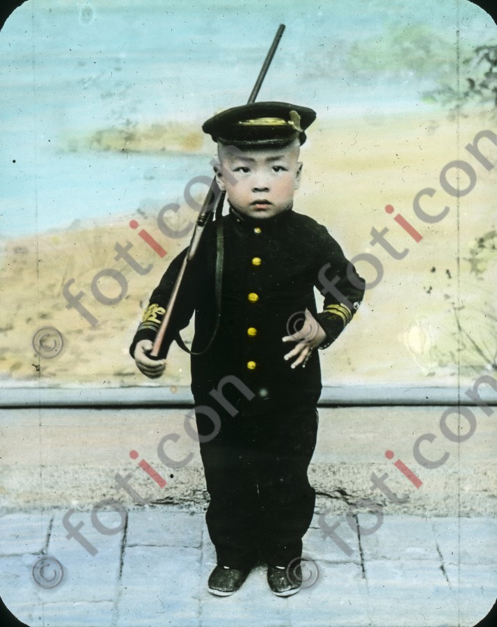 Chineser Junge in japanischer Uniform ; Chinese boy in a Japanese uniform - Foto simon-173a-011.jpg | foticon.de - Bilddatenbank für Motive aus Geschichte und Kultur